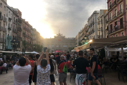 Els nastiquers s'han reunit a la plaça de la Font per veure el partit a la pantalla gegant.