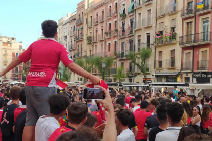 Els nastiquers s'han reunit a la plaça de la Font per veure el partit a la pantalla gegant.