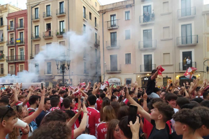 Els nastiquers s'han reunit a la plaça de la Font per veure el partit a la pantalla gegant.