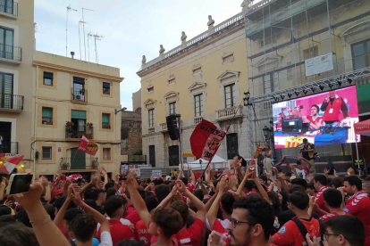 Els nastiquers s'han reunit a la plaça de la Font per veure el partit a la pantalla gegant.