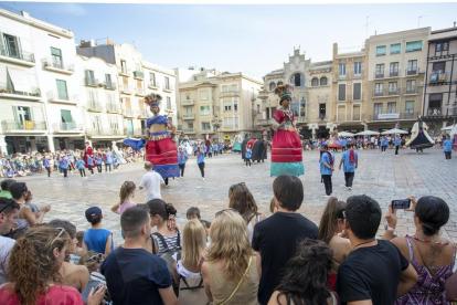 El Corpus a Reus torna a la normalitat. A la plaça del Mercadal es van repartirles tradicionals coques amb cireres.