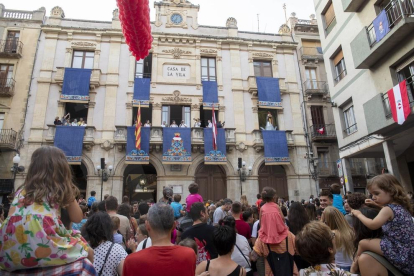 Valls da la bienvenida en la fiesta mayor de Sant Joan