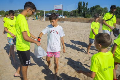 Dia de neteja amb voluntaris a la platja Llarga organitzat per l'ONG Mare Terra Mediterrània.