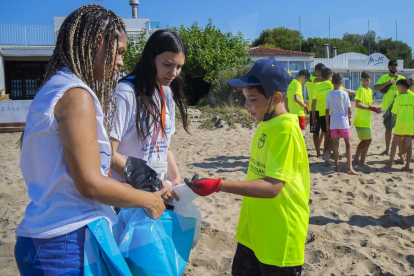 Dia de neteja amb voluntaris a la platja Llarga organitzat per l'ONG Mare Terra Mediterrània.