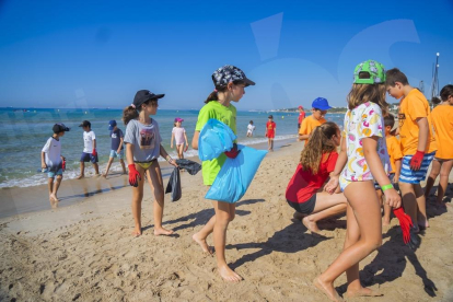 Dia de neteja amb voluntaris a la platja Llarga organitzat per l'ONG Mare Terra Mediterrània.