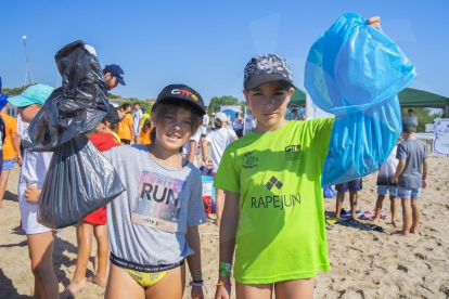 Dia de neteja amb voluntaris a la platja Llarga organitzat per l'ONG Mare Terra Mediterrània.