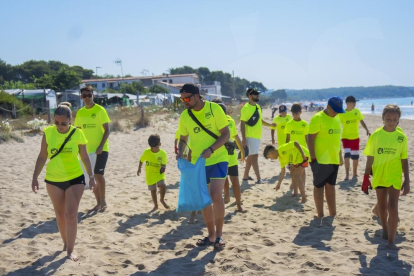 Dia de neteja amb voluntaris a la platja Llarga organitzat per l'ONG Mare Terra Mediterrània.