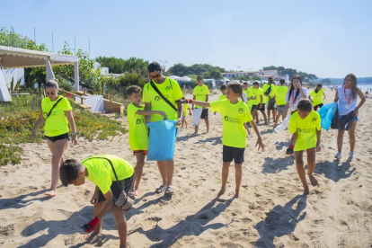 Día de limpieza con voluntarios en la playa Llarga organizado por la ONG Mare Terra Mediterrània.