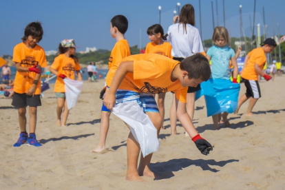 Dia de neteja amb voluntaris a la platja Llarga organitzat per l'ONG Mare Terra Mediterrània.