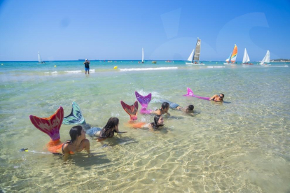 Día de limpieza con voluntarios en la playa Llarga organizado por la ONG Mare Terra Mediterrània.