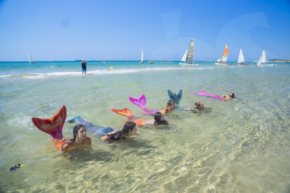 Día de limpieza con voluntarios en la playa Llarga organizado por la ONG Mare Terra Mediterrània.