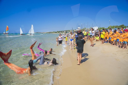 Dia de neteja amb voluntaris a la platja Llarga organitzat per l'ONG Mare Terra Mediterrània.