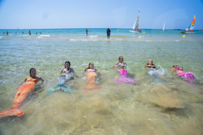 Dia de neteja amb voluntaris a la platja Llarga organitzat per l'ONG Mare Terra Mediterrània.