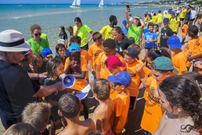 Dia de neteja amb voluntaris a la platja Llarga organitzat per l'ONG Mare Terra Mediterrània.