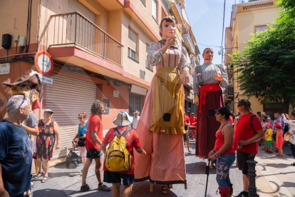 Gegants i castells omplen de vida el Serrallo per a les festes de la Mare de Déu del Carme