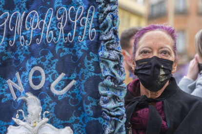 El Rei Carnestoltes i la Concubina reben la vara del comandament de la ciutat a la plaça Corsini, acompanyats de les comparses Colours Fantasy i Disc 45.