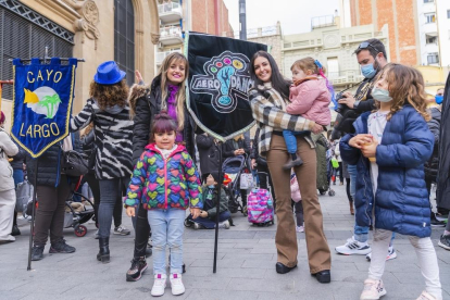 El Rei Carnestoltes i la Concubina reben la vara del comandament de la ciutat a la plaça Corsini, acompanyats de les comparses Colours Fantasy i Disc 45.