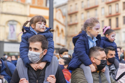 El Rei Carnestoltes i la Concubina reben la vara del comandament de la ciutat a la plaça Corsini, acompanyats de les comparses Colours Fantasy i Disc 45.