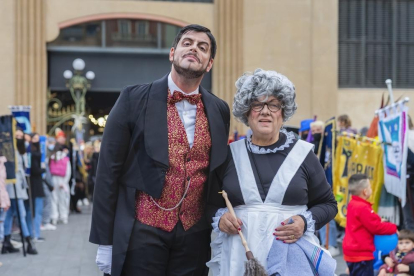 El Rei Carnestoltes i la Concubina reben la vara del comandament de la ciutat a la plaça Corsini, acompanyats de les comparses Colours Fantasy i Disc 45.