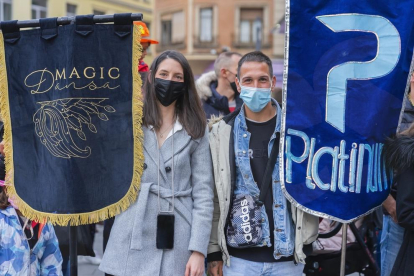 El Rei Carnestoltes i la Concubina reben la vara del comandament de la ciutat a la plaça Corsini, acompanyats de les comparses Colours Fantasy i Disc 45.