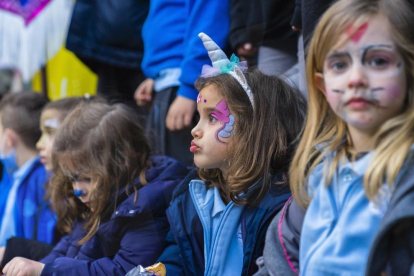 El Rei Carnestoltes i la Concubina reben la vara del comandament de la ciutat a la plaça Corsini, acompanyats de les comparses Colours Fantasy i Disc 45.