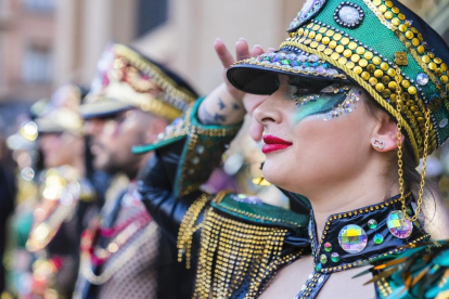 El Rey Carnaval y la Concubina reciben la vara del mando de la ciudad en la plaza Corsini, acompañados de las comparsas Colours Fantasy i Disc 45.