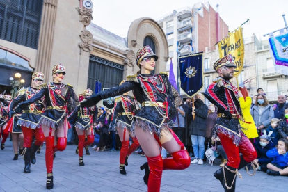 El Rei Carnestoltes i la Concubina reben la vara del comandament de la ciutat a la plaça Corsini, acompanyats de les comparses Colours Fantasy i Disc 45.