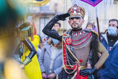 El Rei Carnestoltes i la Concubina reben la vara del comandament de la ciutat a la plaça Corsini, acompanyats de les comparses Colours Fantasy i Disc 45.