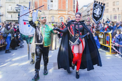 El Rey Carnaval y la Concubina reciben la vara del mando de la ciudad en la plaza Corsini, acompañados de las comparsas Colours Fantasy i Disc 45.