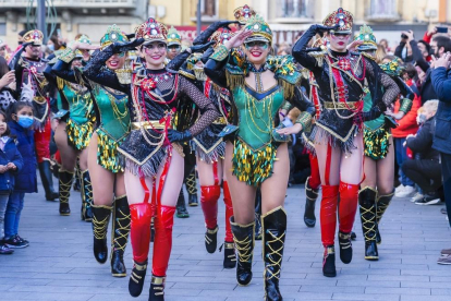 El Rei Carnestoltes i la Concubina reben la vara del comandament de la ciutat a la plaça Corsini, acompanyats de les comparses Colours Fantasy i Disc 45.