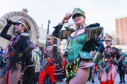 El Rei Carnestoltes i la Concubina reben la vara del comandament de la ciutat a la plaça Corsini, acompanyats de les comparses Colours Fantasy i Disc 45.