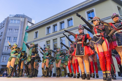 El Rey Carnaval y la Concubina reciben la vara del mando de la ciudad en la plaza Corsini, acompañados de las comparsas Colours Fantasy i Disc 45.