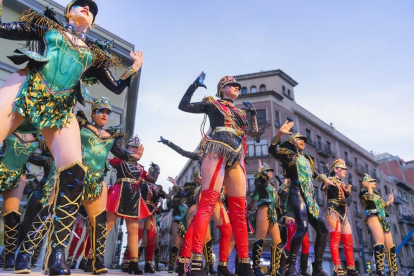 El Rei Carnestoltes i la Concubina reben la vara del comandament de la ciutat a la plaça Corsini, acompanyats de les comparses Colours Fantasy i Disc 45.