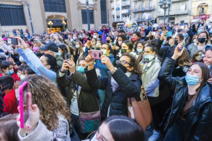 El Rey Carnaval y la Concubina reciben la vara del mando de la ciudad en la plaza Corsini, acompañados de las comparsas Colours Fantasy i Disc 45.