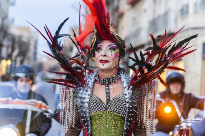 El Rey Carnaval y la Concubina reciben la vara del mando de la ciudad en la plaza Corsini, acompañados de las comparsas Colours Fantasy i Disc 45.