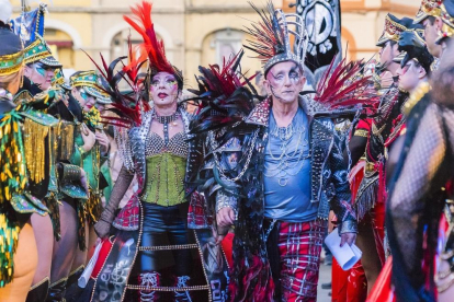 El Rey Carnaval y la Concubina reciben la vara del mando de la ciudad en la plaza Corsini, acompañados de las comparsas Colours Fantasy i Disc 45.