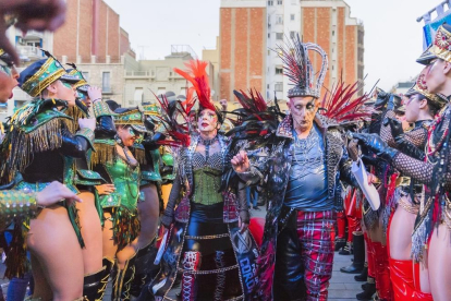 El Rei Carnestoltes i la Concubina reben la vara del comandament de la ciutat a la plaça Corsini, acompanyats de les comparses Colours Fantasy i Disc 45.