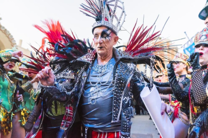 El Rei Carnestoltes i la Concubina reben la vara del comandament de la ciutat a la plaça Corsini, acompanyats de les comparses Colours Fantasy i Disc 45.