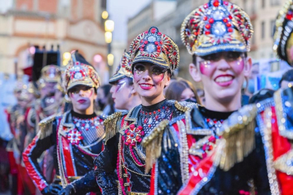 El Rei Carnestoltes i la Concubina reben la vara del comandament de la ciutat a la plaça Corsini, acompanyats de les comparses Colours Fantasy i Disc 45.