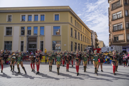 Guerra de la farina a la Plaça Corsini de Tarragona durant les festes de Carnestoltes.