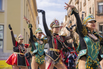 Guerra de la harina en la Plaça Corsini de Tarragona durante las fiestas de Carnestoltes.