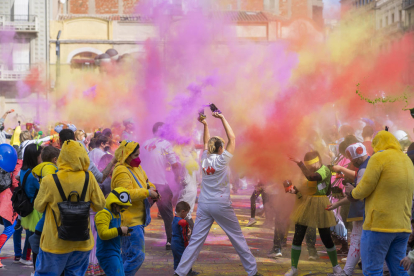 Guerra de la harina en la Plaça Corsini de Tarragona durante las fiestas de Carnestoltes.