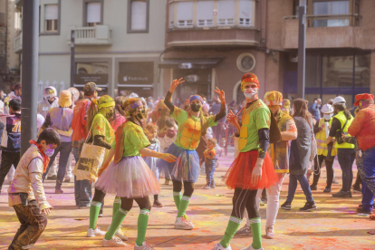 Guerra de la harina en la Plaça Corsini de Tarragona durante las fiestas de Carnestoltes.