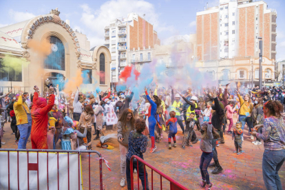 Guerra de la farina a la Plaça Corsini de Tarragona durant les festes de Carnestoltes.