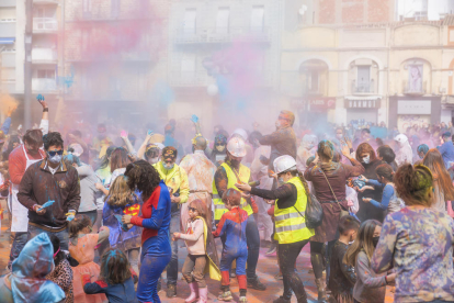 Guerra de la farina a la Plaça Corsini de Tarragona durant les festes de Carnestoltes.