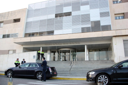 Imatge general de la façana de l'Hospital Verge de la Cinta de Tortosa, amb diversos agents dels Mossos d'Esquadra a la porta, el 21 de març de 2016