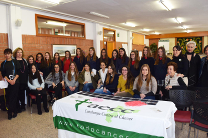 Las alumnas del Aura se cortan el pelo para luchar contra el cáncer