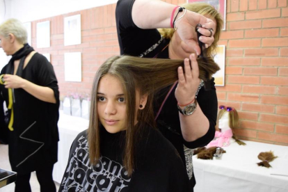 Les alumnes de l'Aura es tallen el cabell per lluitar contra el càncer