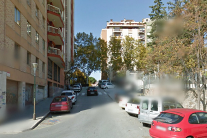 Un camión choca con una farola y revienta el depósito de combustible en el centro de Valls
