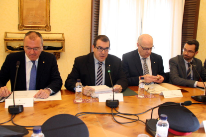 Pla mig del conseller d'Interior, Jordi Jané, al costat de l'alcalde Carles Pellicer durant l'inici de la reunió de la Junta Local de Seguretat. Imatge de l'1 d'abril del 2016